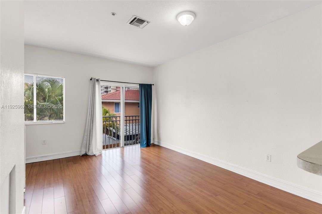 出租: $2,200 (2 贝兹, 2 浴室, 940 平方英尺)