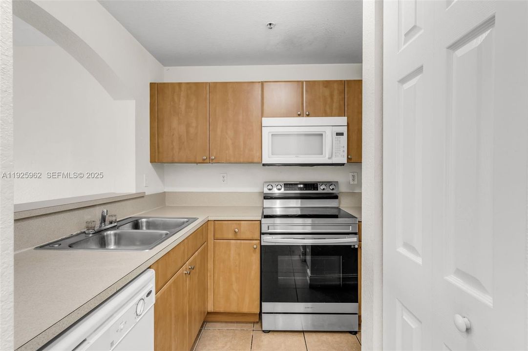 出租: $2,200 (2 贝兹, 2 浴室, 940 平方英尺)