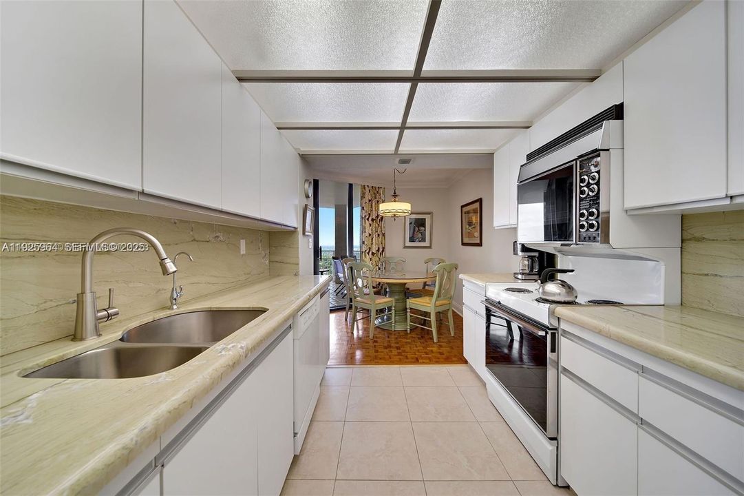 В аренду: $4,100 (2 спален, 2 ванн, 1520 Квадратных фут)