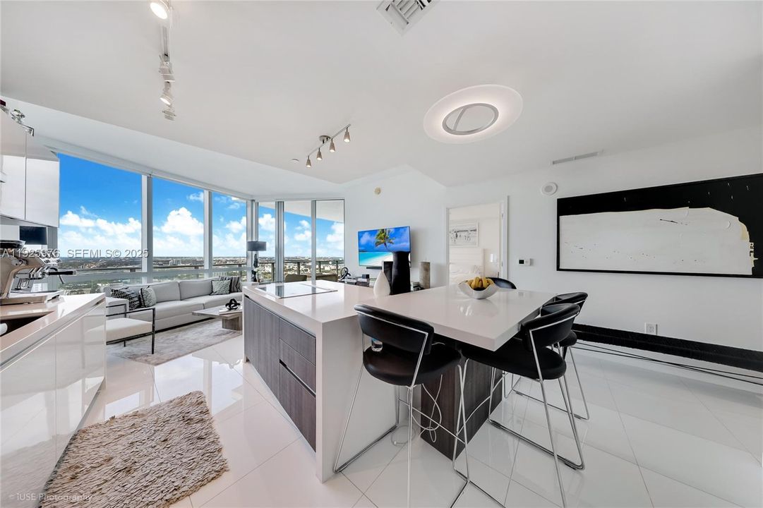 For Sale: $680,000 (1 beds, 2 baths, 1185 Square Feet)