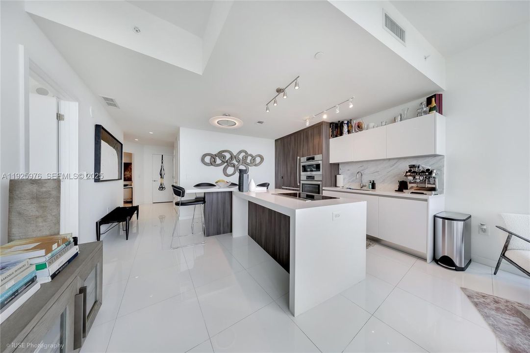 For Sale: $680,000 (1 beds, 2 baths, 1185 Square Feet)