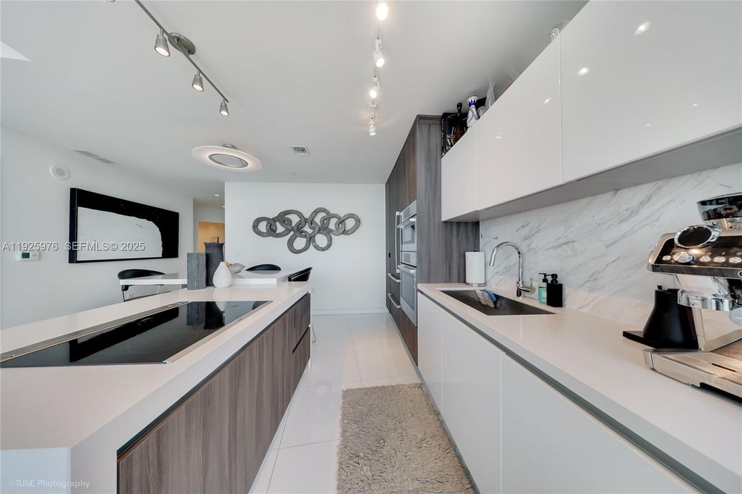 For Sale: $680,000 (1 beds, 2 baths, 1185 Square Feet)