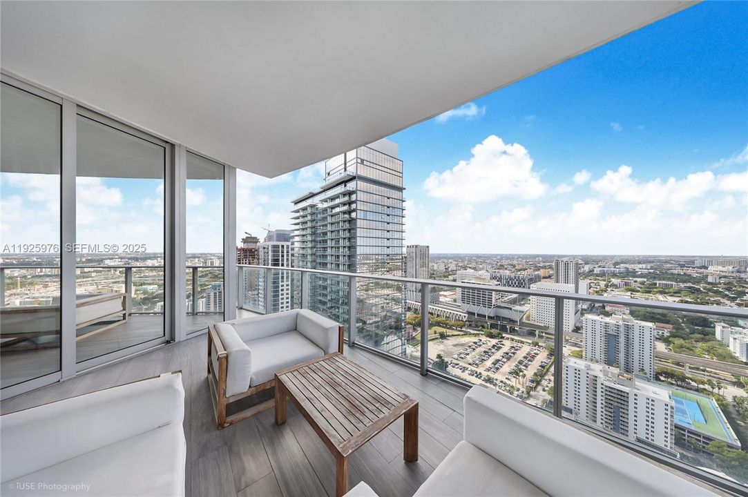 For Sale: $680,000 (1 beds, 2 baths, 1185 Square Feet)