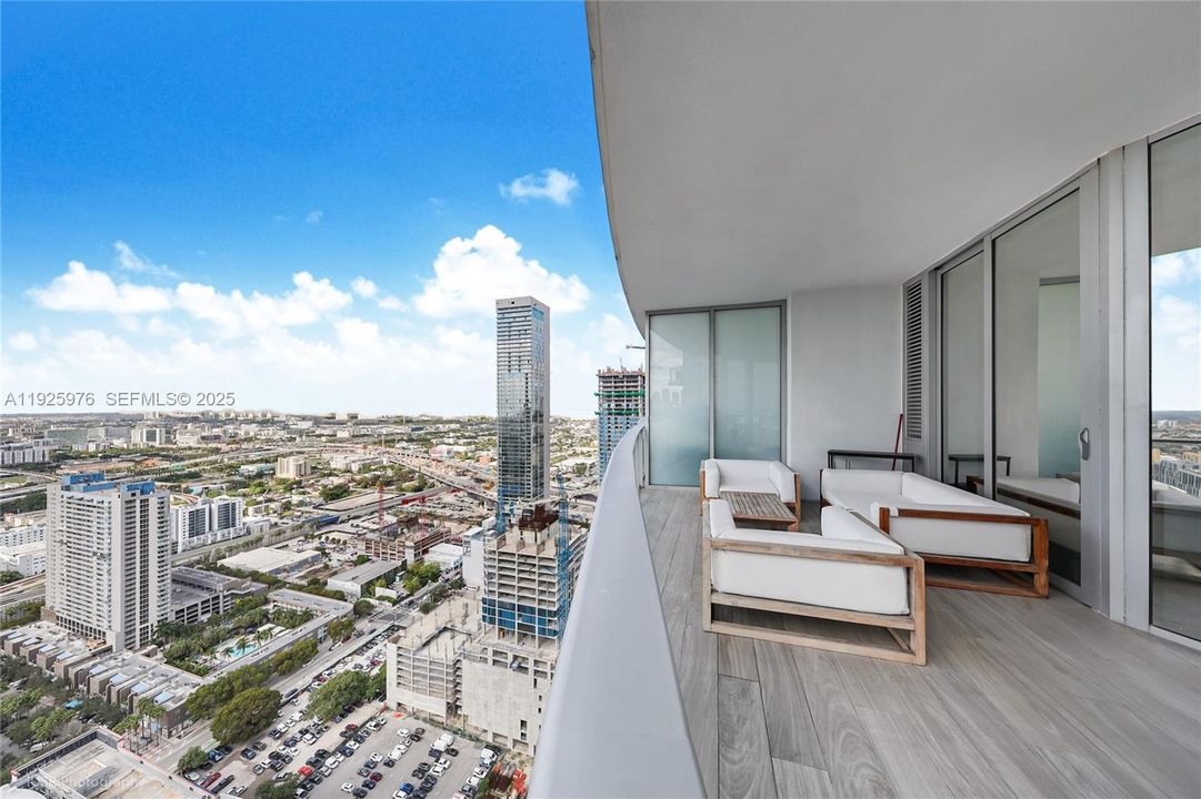 For Sale: $680,000 (1 beds, 2 baths, 1185 Square Feet)
