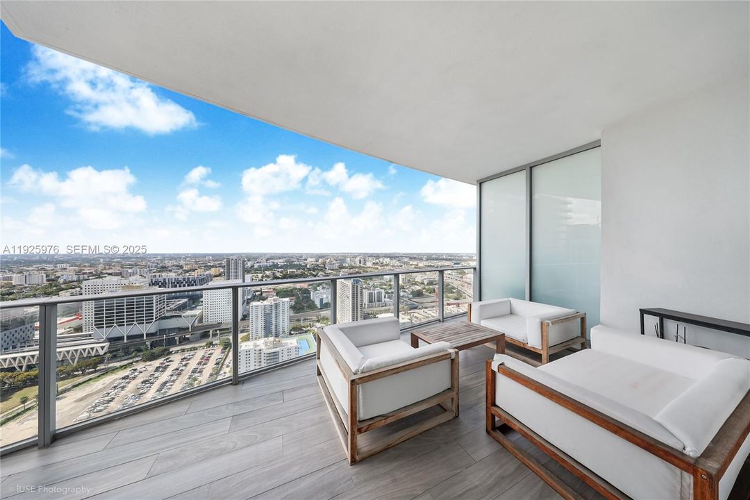 For Sale: $680,000 (1 beds, 2 baths, 1185 Square Feet)