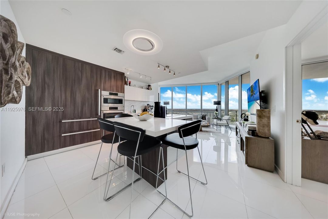 For Sale: $680,000 (1 beds, 2 baths, 1185 Square Feet)