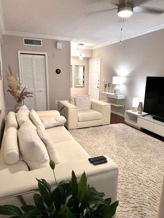 For Sale: $355,000 (2 beds, 2 baths, 1130 Square Feet)