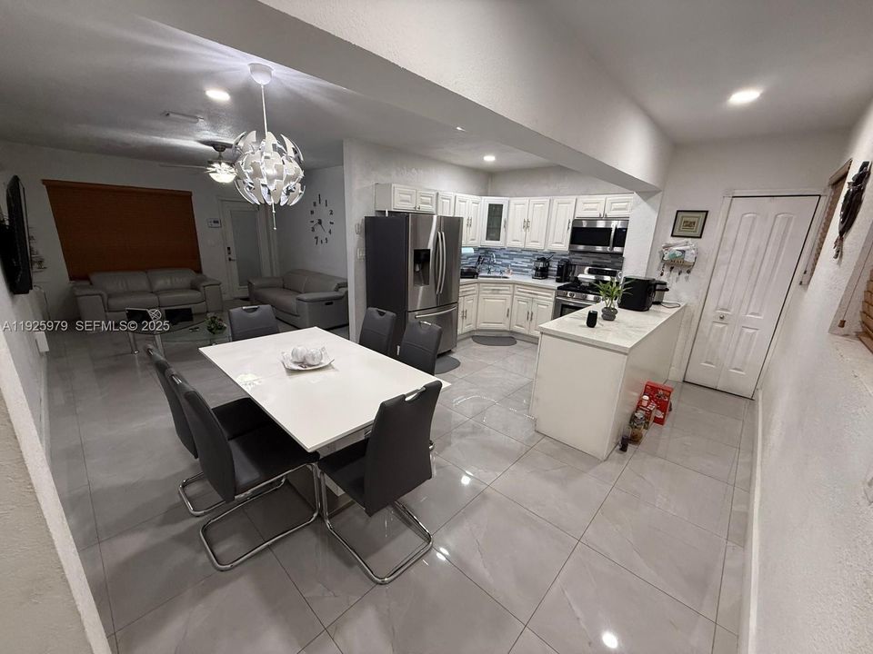 En Venta: $550,000 (4 camas, 2 baños, 1642 Pies cuadrados)