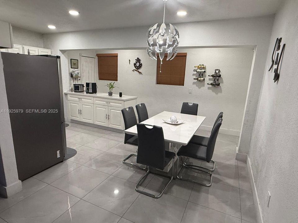 En Venta: $550,000 (4 camas, 2 baños, 1642 Pies cuadrados)