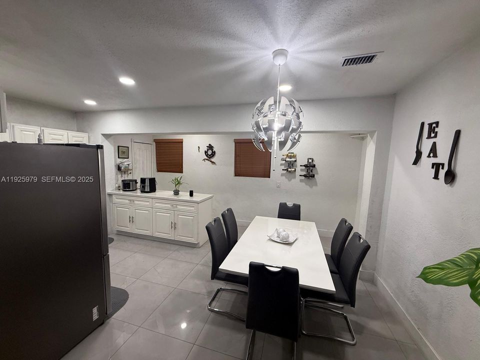 En Venta: $550,000 (4 camas, 2 baños, 1642 Pies cuadrados)