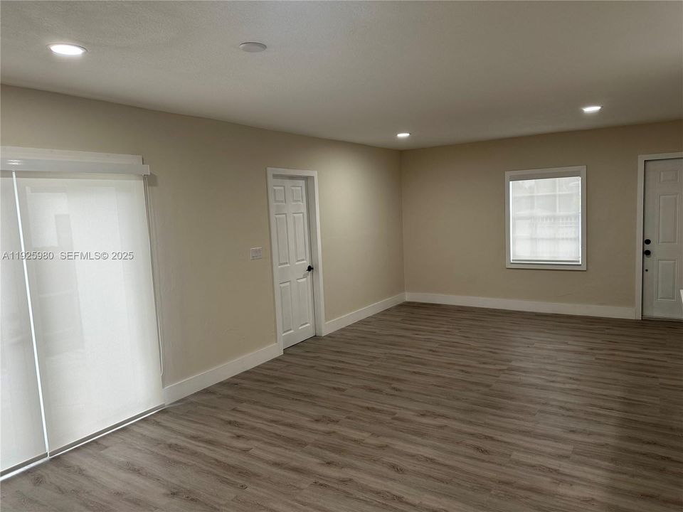 Active With Contract: $3,050 (3 beds, 1 baths, 1878 Square Feet)