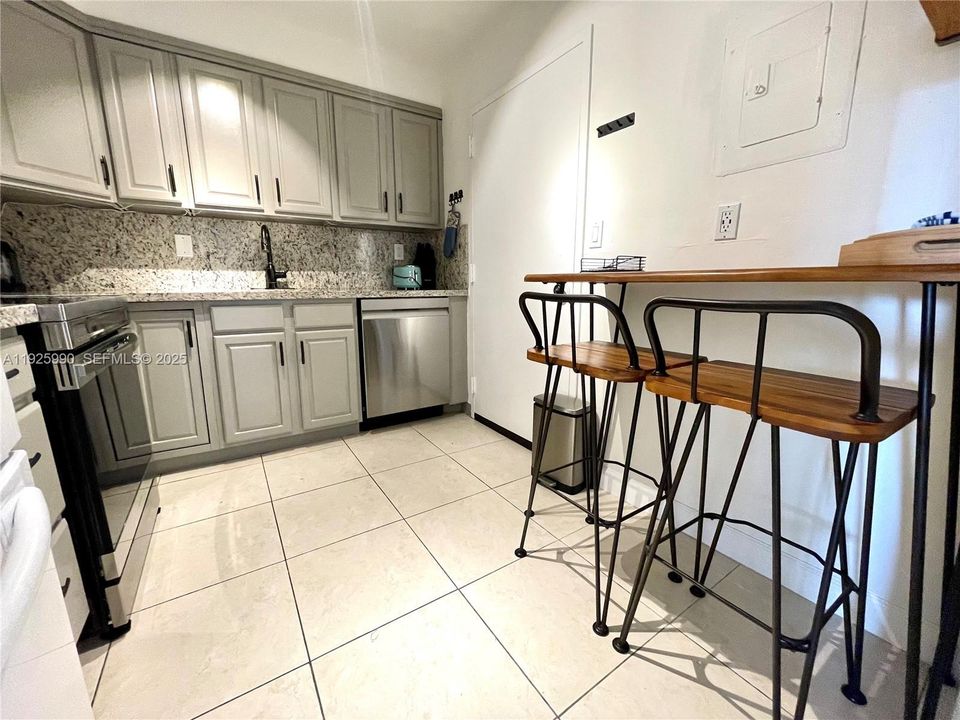 出租: $4,300 (2 贝兹, 2 浴室, 1300 平方英尺)