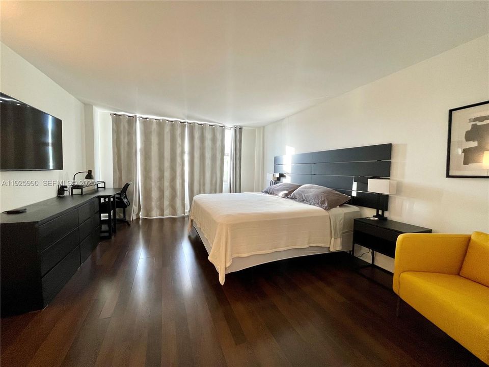 出租: $4,300 (2 贝兹, 2 浴室, 1300 平方英尺)