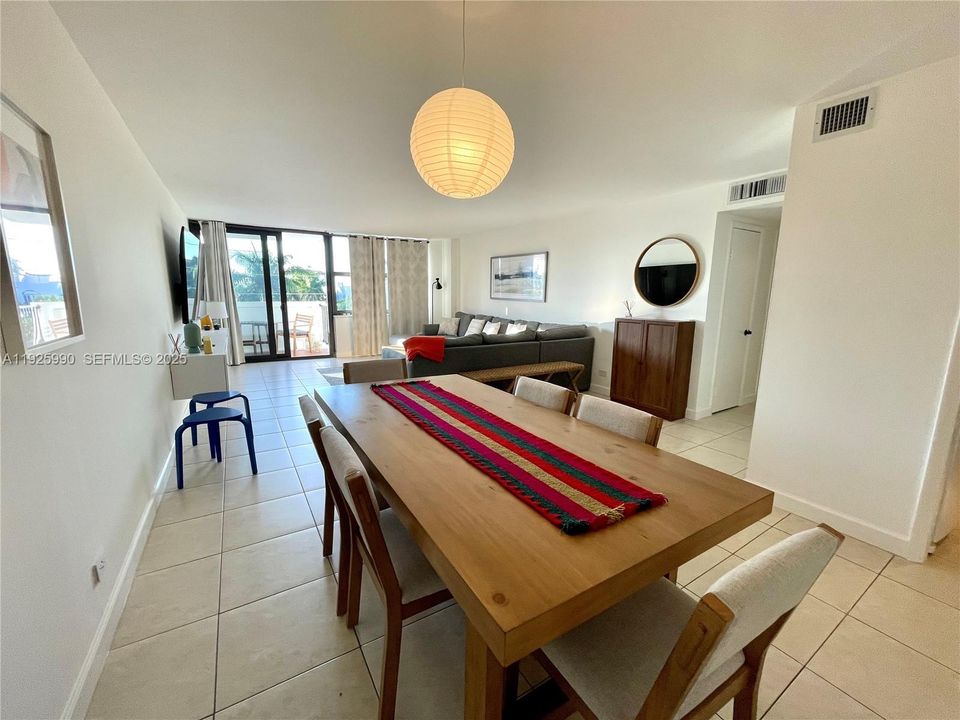 出租: $4,300 (2 贝兹, 2 浴室, 1300 平方英尺)