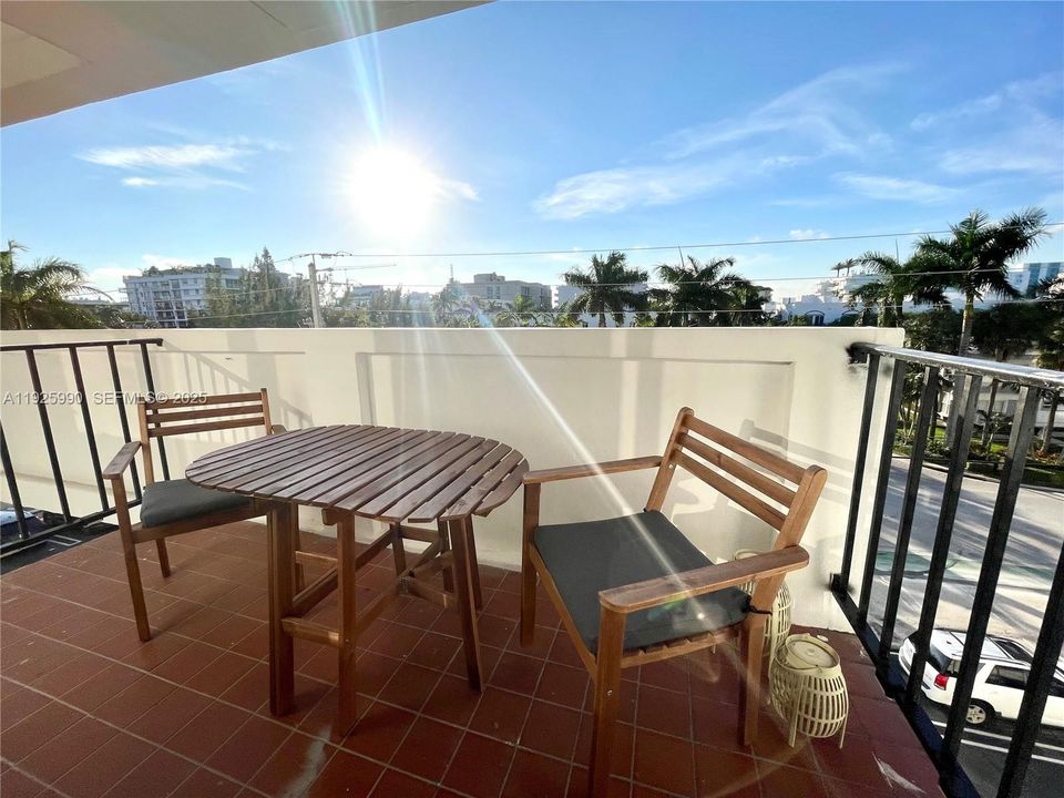 出租: $4,300 (2 贝兹, 2 浴室, 1300 平方英尺)