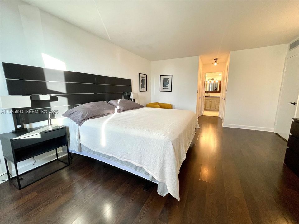 出租: $4,300 (2 贝兹, 2 浴室, 1300 平方英尺)