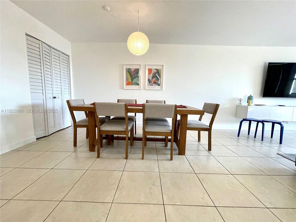 出租: $4,300 (2 贝兹, 2 浴室, 1300 平方英尺)