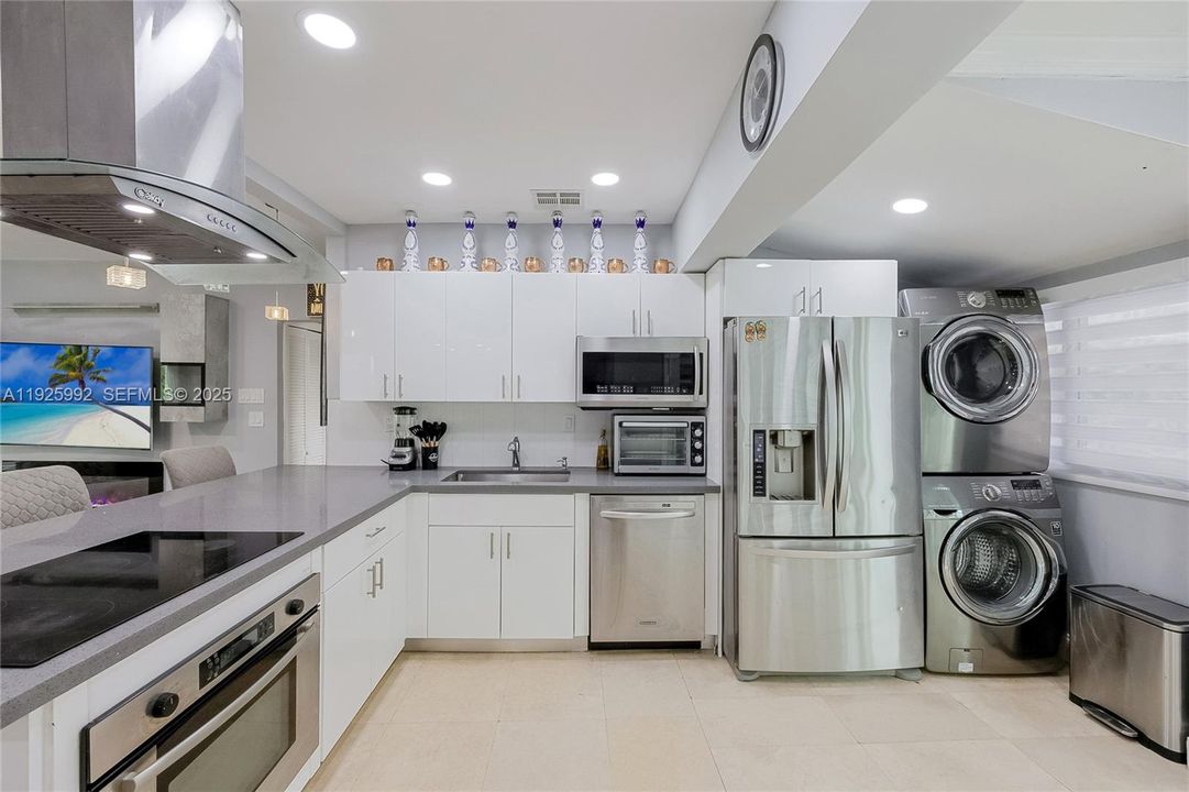 На продажу: $470,000 (2 спален, 1 ванн, 1103 Квадратных фут)