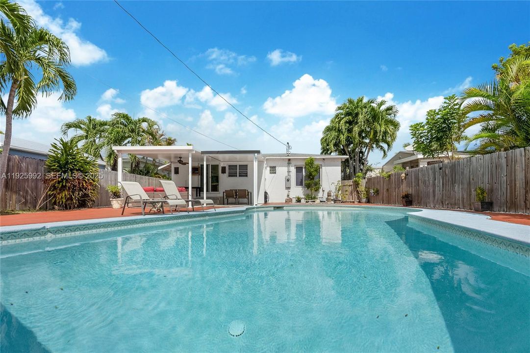 На продажу: $470,000 (2 спален, 1 ванн, 1103 Квадратных фут)