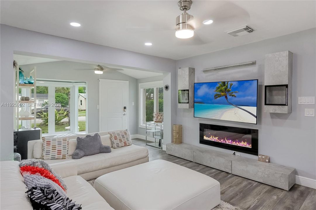 На продажу: $470,000 (2 спален, 1 ванн, 1103 Квадратных фут)