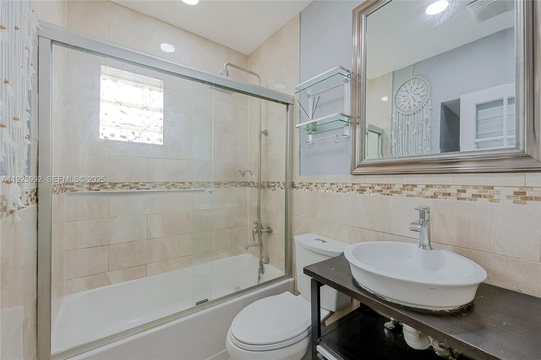 На продажу: $470,000 (2 спален, 1 ванн, 1103 Квадратных фут)