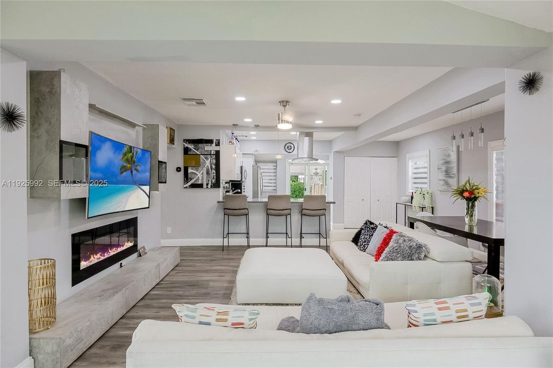 На продажу: $470,000 (2 спален, 1 ванн, 1103 Квадратных фут)