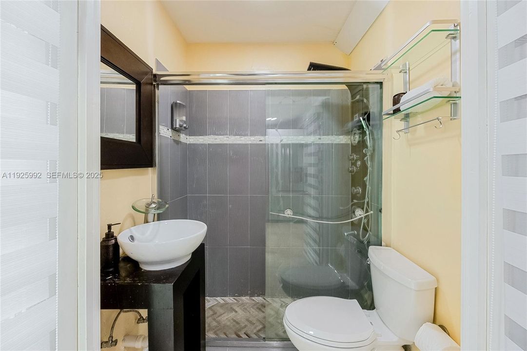 На продажу: $470,000 (2 спален, 1 ванн, 1103 Квадратных фут)