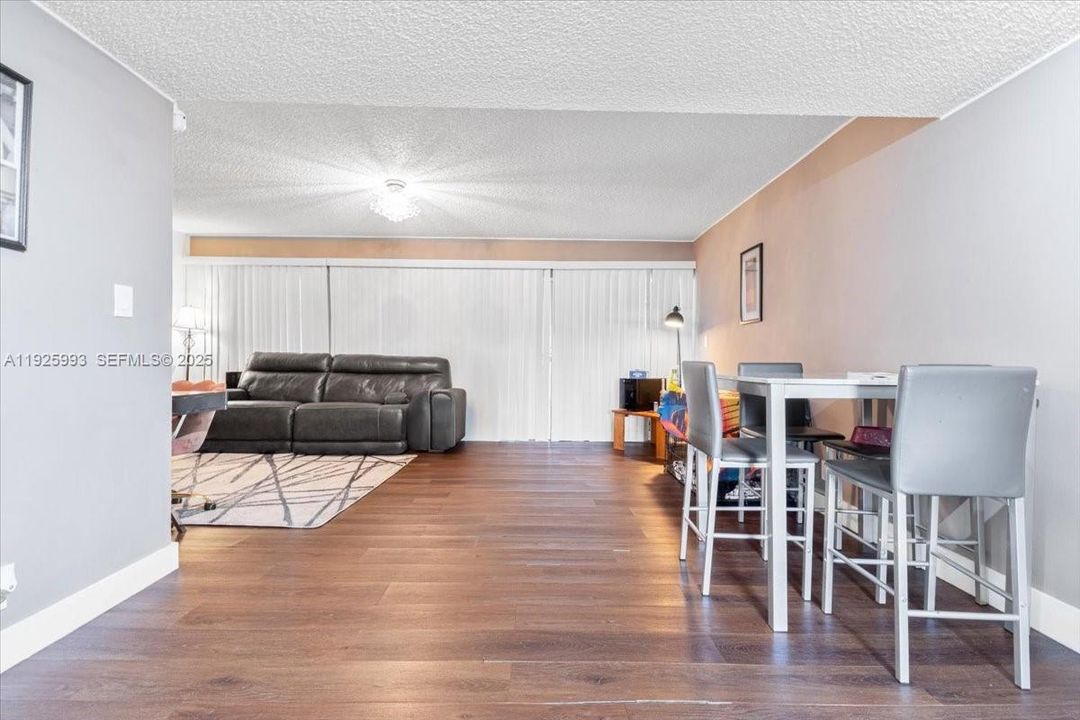 出租: $1,950 (2 贝兹, 1 浴室, 1072 平方英尺)