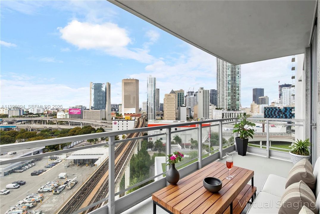 For Rent: $3,000 (1 beds, 1 baths, 814 Square Feet)