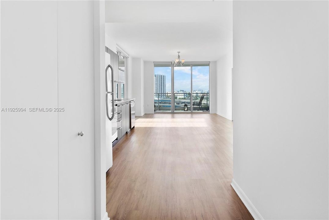 For Rent: $3,000 (1 beds, 1 baths, 814 Square Feet)