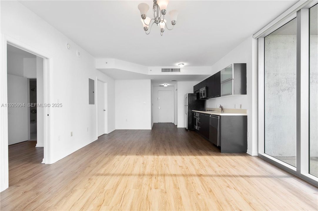 For Rent: $3,000 (1 beds, 1 baths, 814 Square Feet)