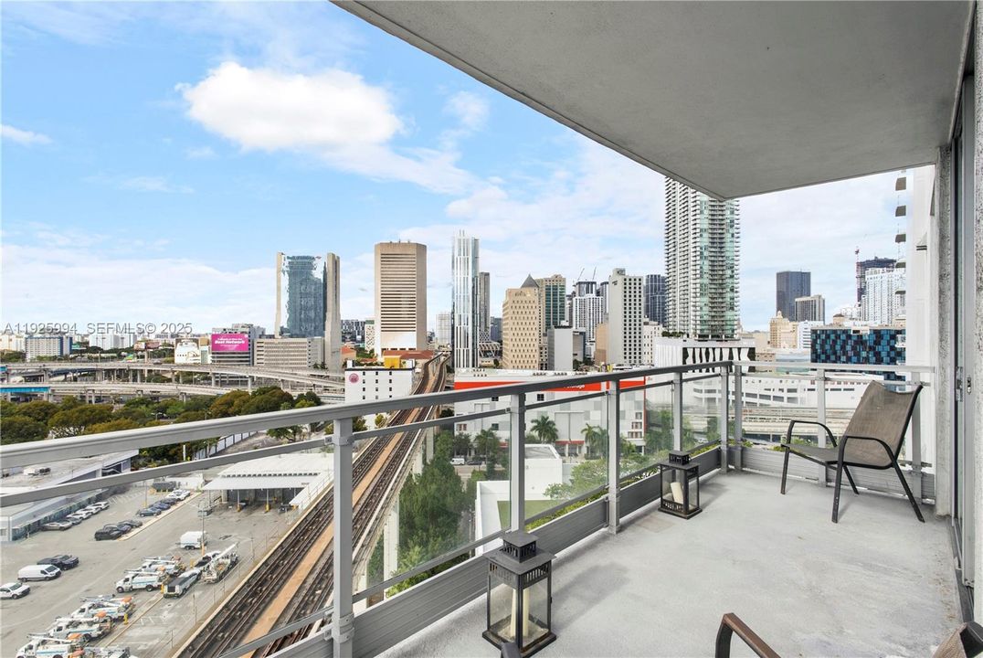 For Rent: $3,000 (1 beds, 1 baths, 814 Square Feet)