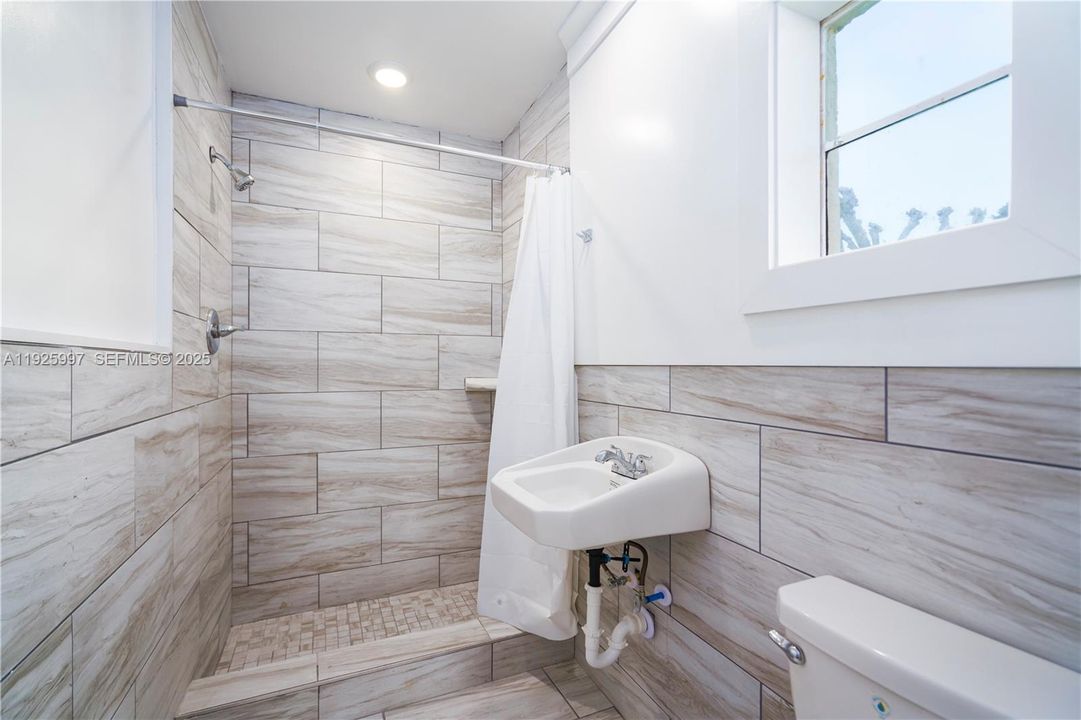 For Rent: $1,500 (1 beds, 1 baths, 385 Square Feet)