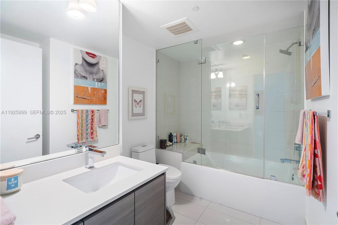 待售: $720,000 (2 贝兹, 2 浴室, 1073 平方英尺)