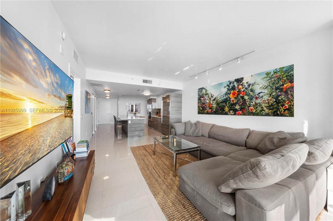 待售: $720,000 (2 贝兹, 2 浴室, 1073 平方英尺)