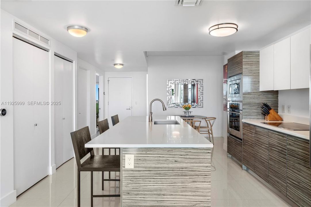 待售: $720,000 (2 贝兹, 2 浴室, 1073 平方英尺)