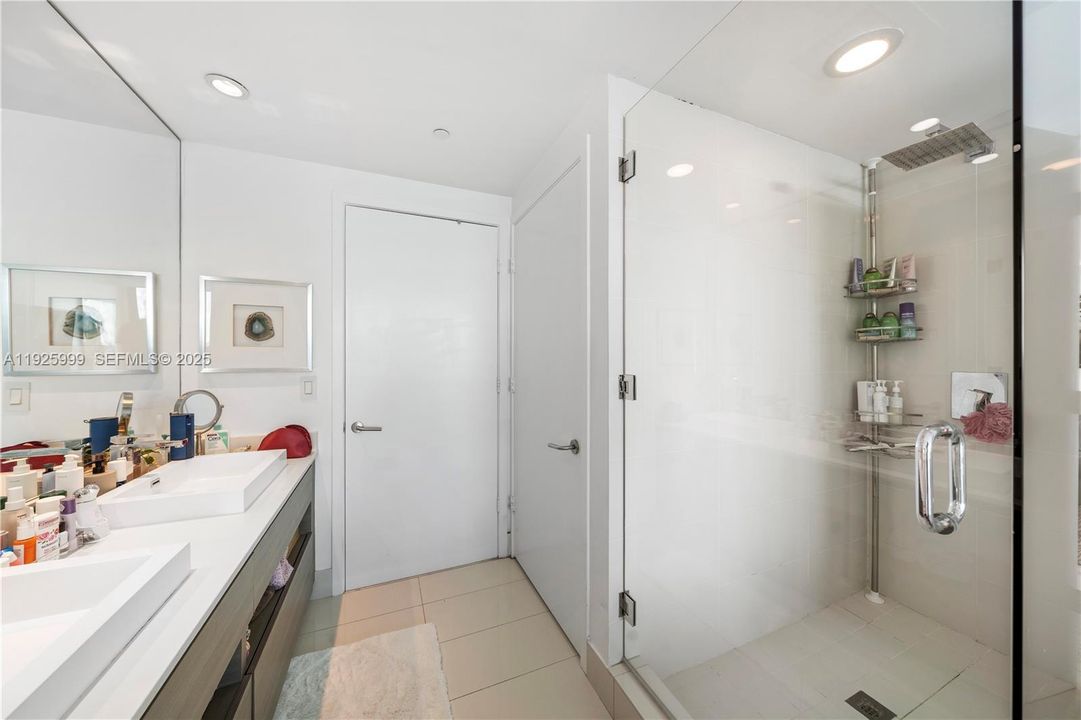 待售: $720,000 (2 贝兹, 2 浴室, 1073 平方英尺)