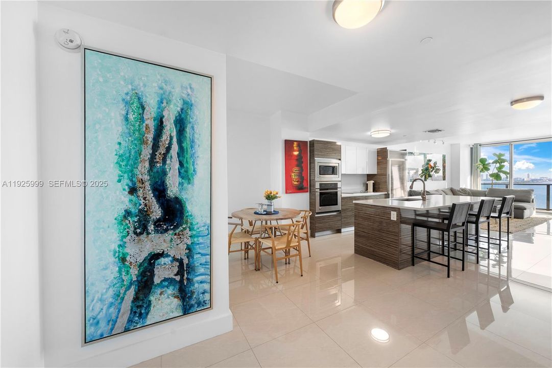 待售: $720,000 (2 贝兹, 2 浴室, 1073 平方英尺)