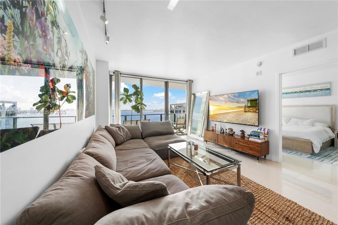 待售: $720,000 (2 贝兹, 2 浴室, 1073 平方英尺)