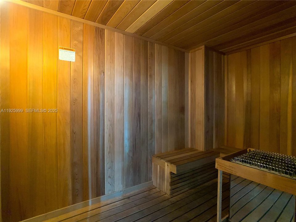 待售: $720,000 (2 贝兹, 2 浴室, 1073 平方英尺)