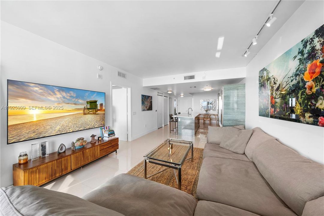 待售: $720,000 (2 贝兹, 2 浴室, 1073 平方英尺)