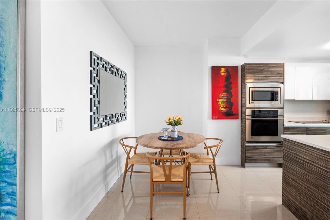 待售: $720,000 (2 贝兹, 2 浴室, 1073 平方英尺)