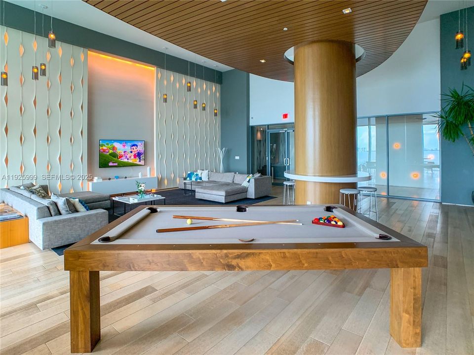 待售: $720,000 (2 贝兹, 2 浴室, 1073 平方英尺)