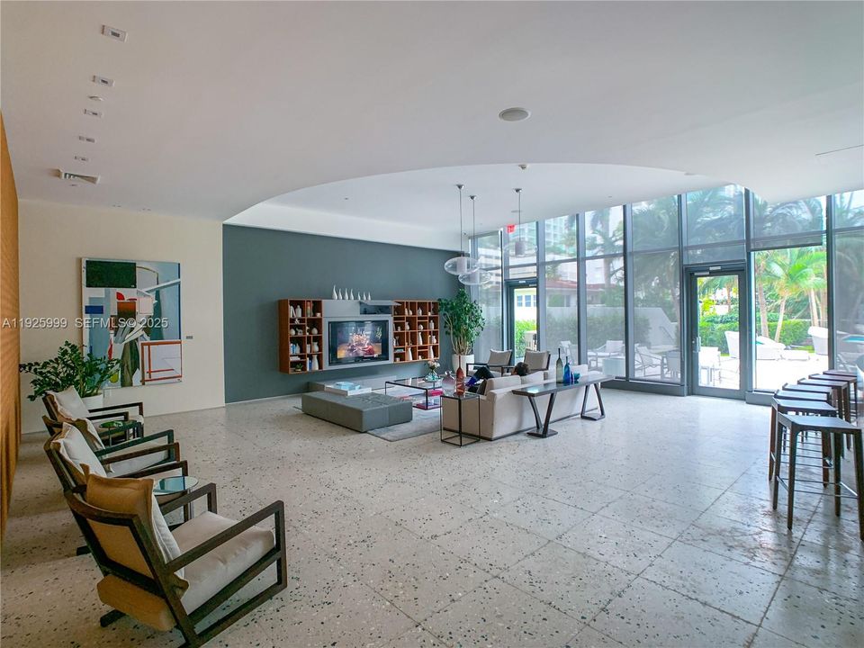 待售: $720,000 (2 贝兹, 2 浴室, 1073 平方英尺)