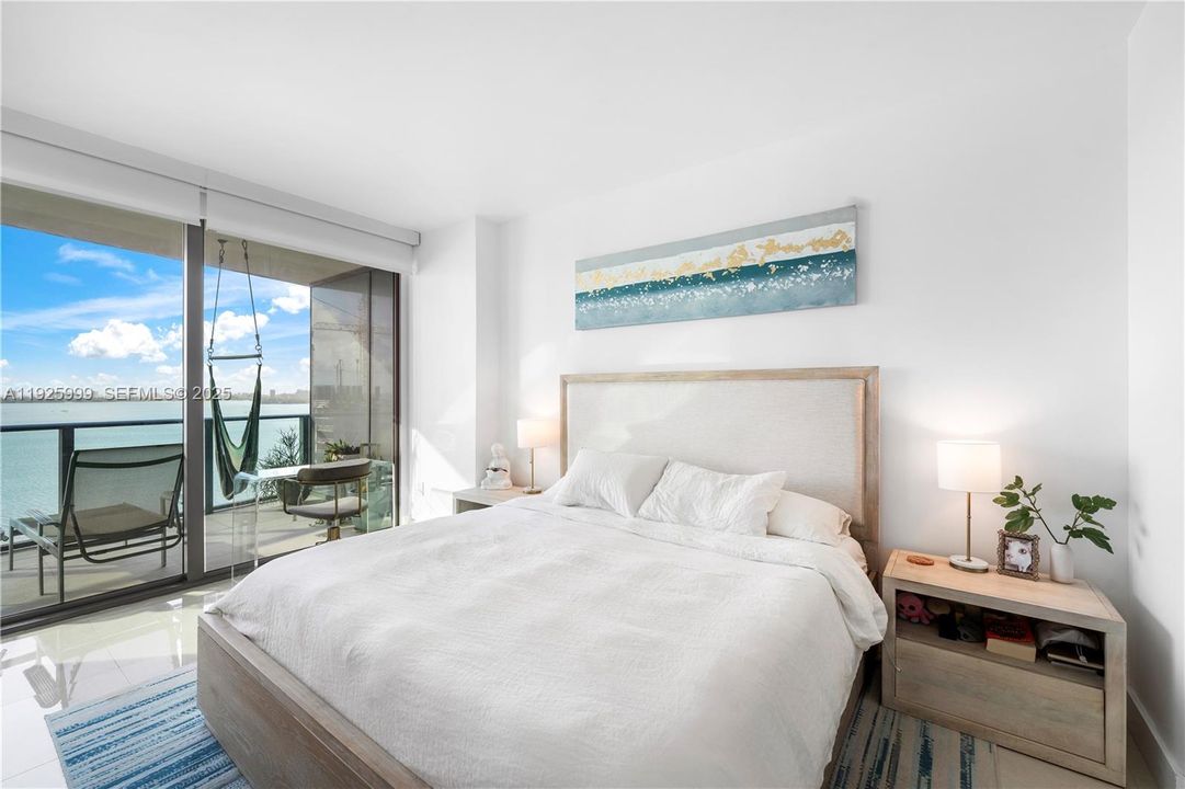 待售: $720,000 (2 贝兹, 2 浴室, 1073 平方英尺)