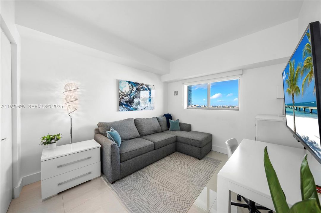 待售: $720,000 (2 贝兹, 2 浴室, 1073 平方英尺)