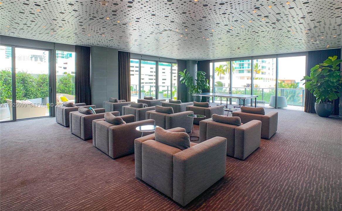 待售: $720,000 (2 贝兹, 2 浴室, 1073 平方英尺)