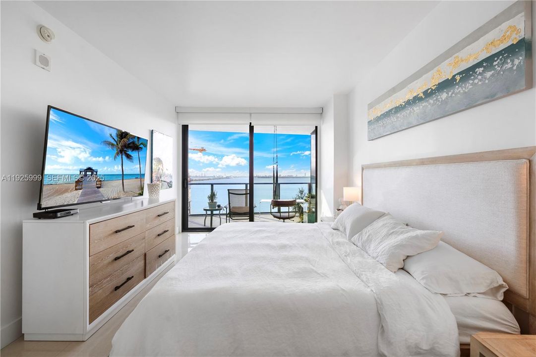 待售: $720,000 (2 贝兹, 2 浴室, 1073 平方英尺)