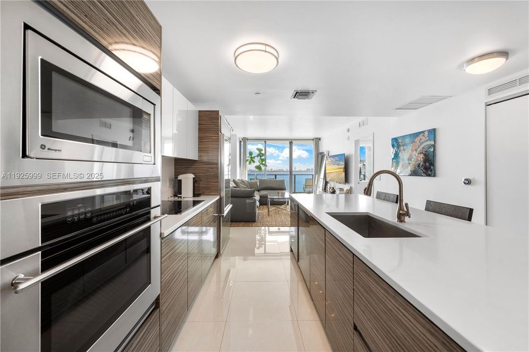 待售: $720,000 (2 贝兹, 2 浴室, 1073 平方英尺)