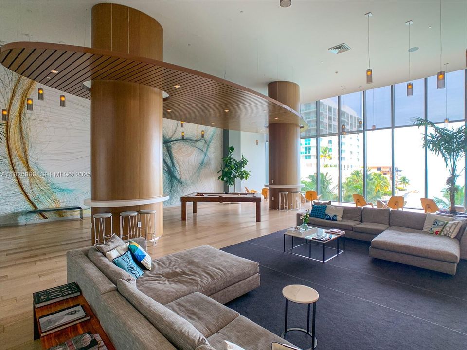 待售: $720,000 (2 贝兹, 2 浴室, 1073 平方英尺)